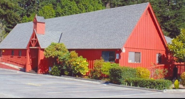 l'Eglise épiscopale St. Timothy à Brookings. Le bâtiment ressemble à une grande maison aux murs rouges et au toit gris.