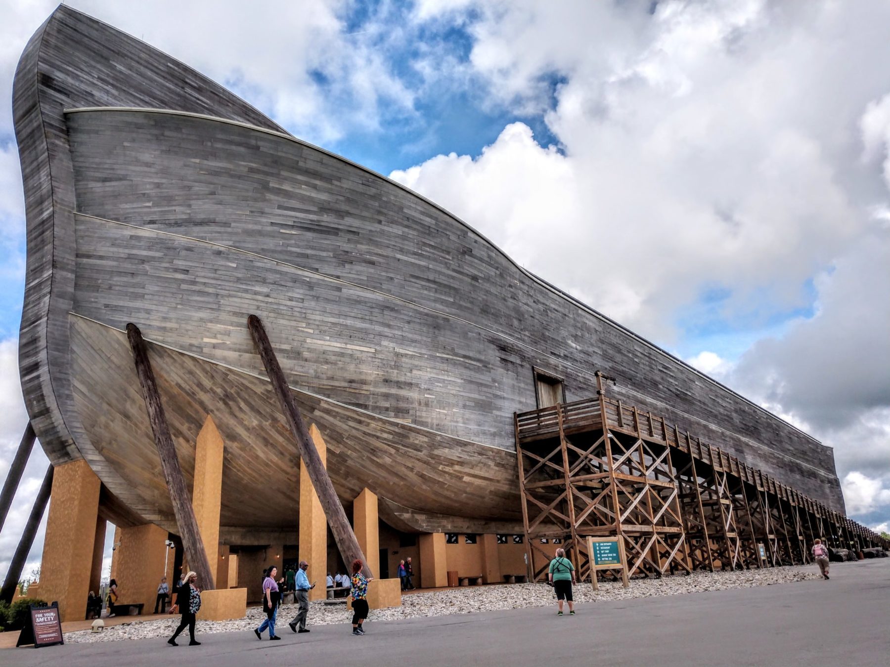 Photo de la réplique de l'arche de Noé. Le bâtiment, tout en bois, est immense. Les quelques touristes présents sur l'image ont l'air très petits en comparaison.