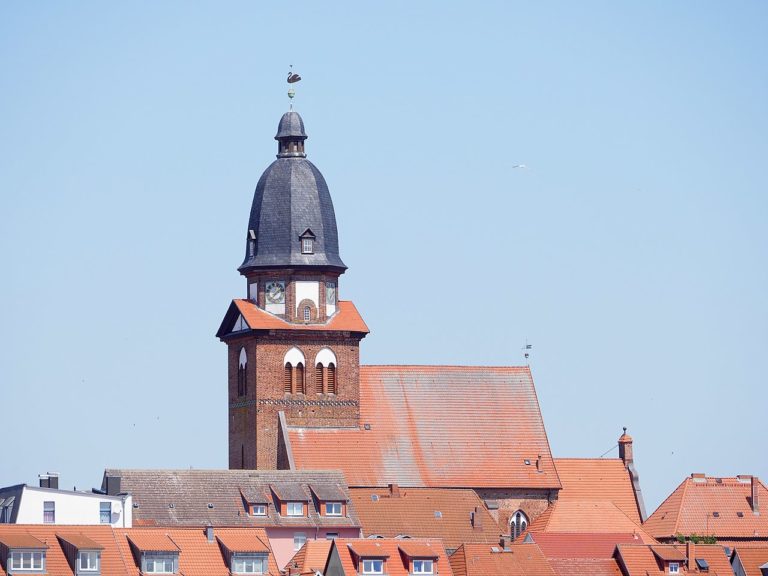 l'Eglise St. Marien, bâtiment rouge brique surmonté d'un clocher au toit noir