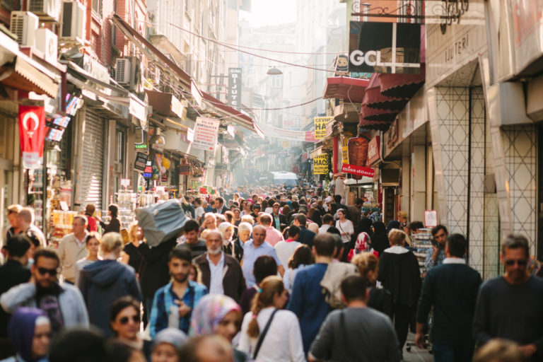 Scène de rue en Turquie. Une foule s'y presse.