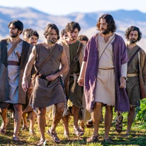 Image extraite de la série The Chosen. On y voit Jésus et ses disciples en train de marcher