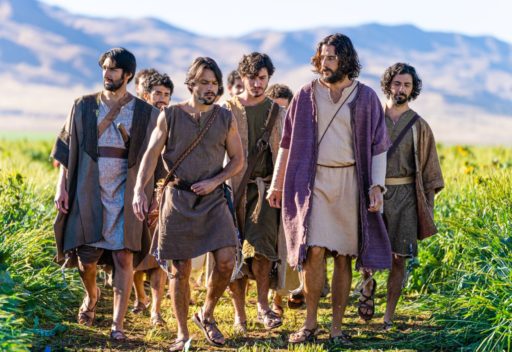 Image extraite de la série The Chosen. On y voit Jésus et ses disciples en train de marcher