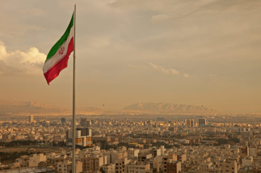 un drapeau iranien flotte au dessus de la ville de Téhéran