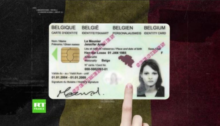 Recto de la carte d'identité belge d'une jeune femme. Quelqu'un pose son index dessus