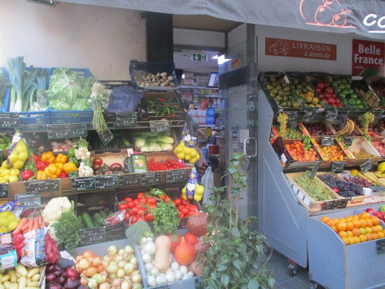 Des étalages de fruits et légumes dans un magasin