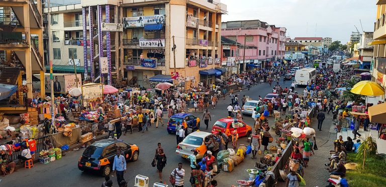 Scène de rue au Ghana. La foule se presse sur les trottoir
