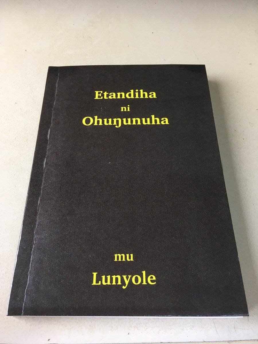 Une Bible noire, avec des inscriptions en langue lunyole, un dialecte ougandais