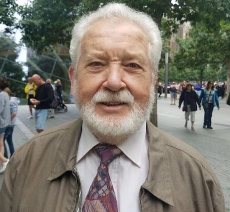Portrait visage de Jacques Barbero. D'un certain âge, il porte une barbe et des cheveux blancs. Il regarde vers l'objectif, les yeux légèrement plissés, avec un léger sourire.