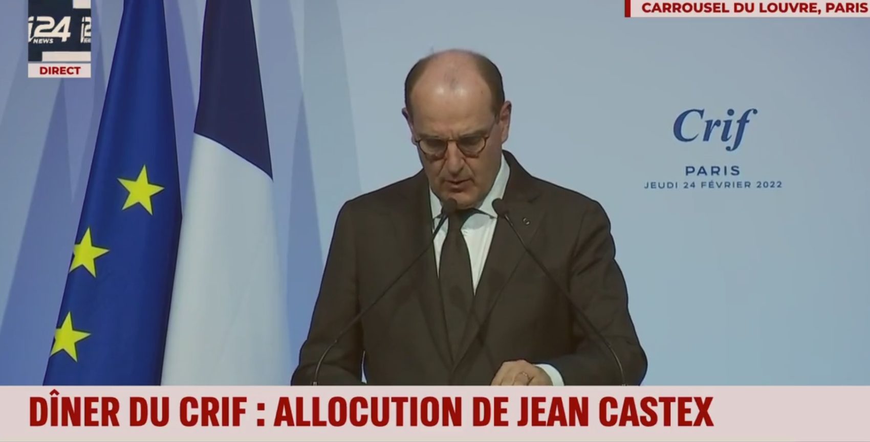 Jean Castex, la tête penchée sur son pupitre, fait un discours.