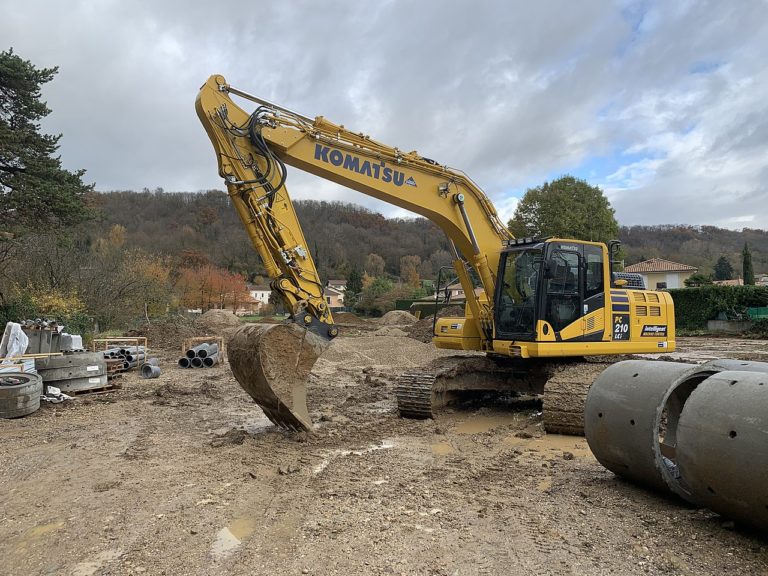 Photo d'une pelleteuse sur une zone de chantier.