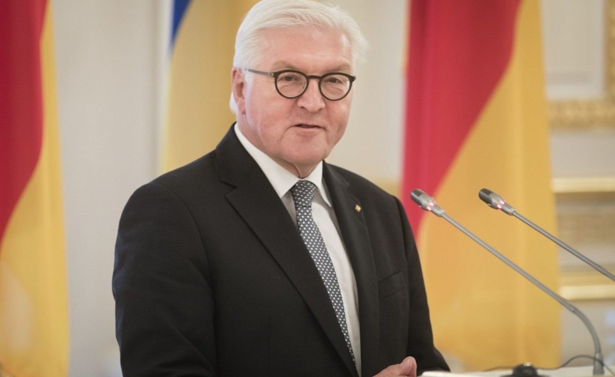 Frank-Walter Steinmeier, environ 65 ans, parle derrière un pupitre. Le visage tourné vers la gauche, il regarde directement vers l'objectif. Il a des cheveux blancs et des lunettes.