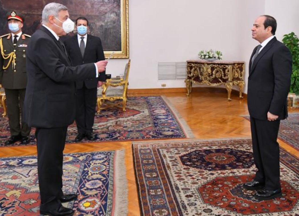 Le président égyptien, à gauche, et Boulos Fahmy, àdroite. Le président porte un masque anti-covid. Les deux hommes se trouvent dans une très vaste salle, avec des tapis sur le sol. Ils sont éloignés l'un de l'autre de plusieurs pas.