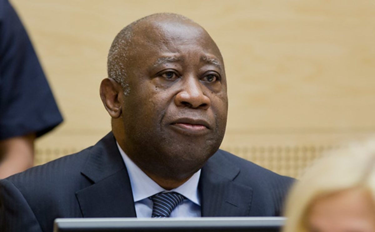 Photo de l'ancien président ivoirien Laurent Gbagbo. On voit seulement sa tête et ses épaules, et il regarde vers la droite. L'air très sérieux et préoccupé, il est assis, semble-t-il, durant un procès.