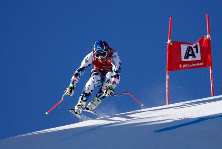 Matthias Mayer descend une pente à ski