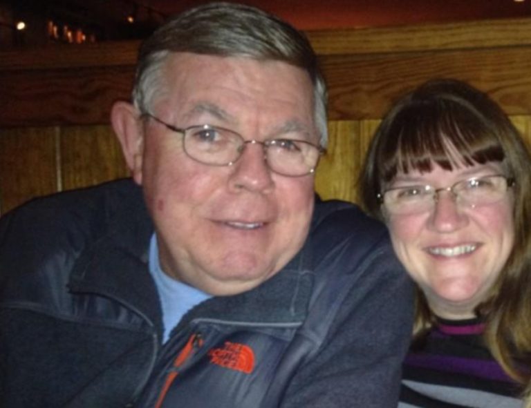 Le pasteur Duane King, 77 ans, et sa femme Peggy sont appuyés l'un contre l'autre, a priori accoudés à une table. Peggy est brune et les deux portent des lubnettes.