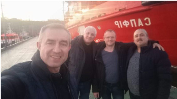 Les pasteurs évangéliques de l’Eglise Praise God à Odessa, Vasyl Verozub, Alexandre Chokov, Léonid Bolgarov et le capitaine du navire Saphir sont partis pour une mission humanitaire en mer Noire, dans la région de l’île des Serpents