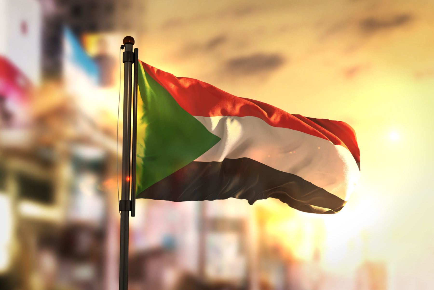Un drapeau du Soudan flotte au vent
