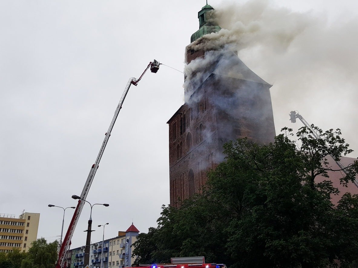 Le clocher d'une Eglise, en feu, dégage des masses de fumée