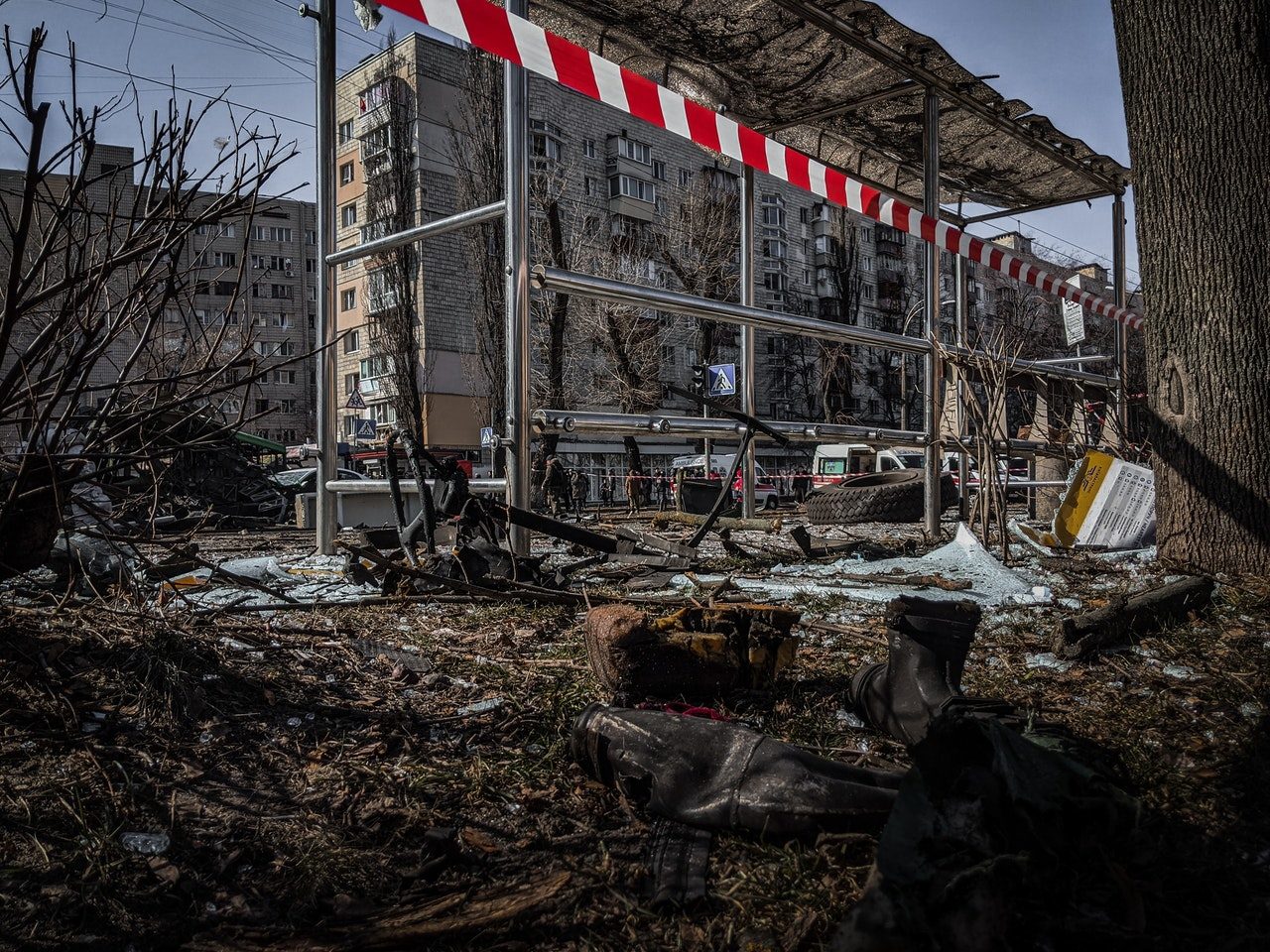 Photo d'un bâtiment dévasté à Kiev. Il y a beaucoup d'éclats de pierre er de désordre autour. Plusieurs