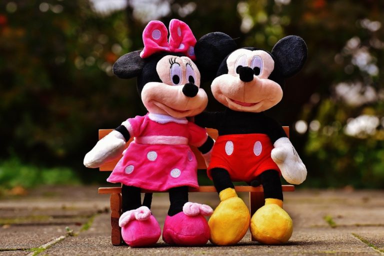 Photo de petites peluches de Mickey et Minnie Mouse, assises l'une près de l'autre
