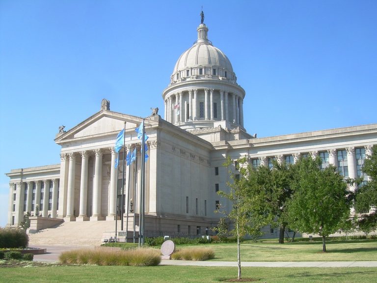 Capitole de l'Oklahoma. C'est un grand bâtiment en pierre blanche avec de multiples colonnes, surmonté d'u dôme.