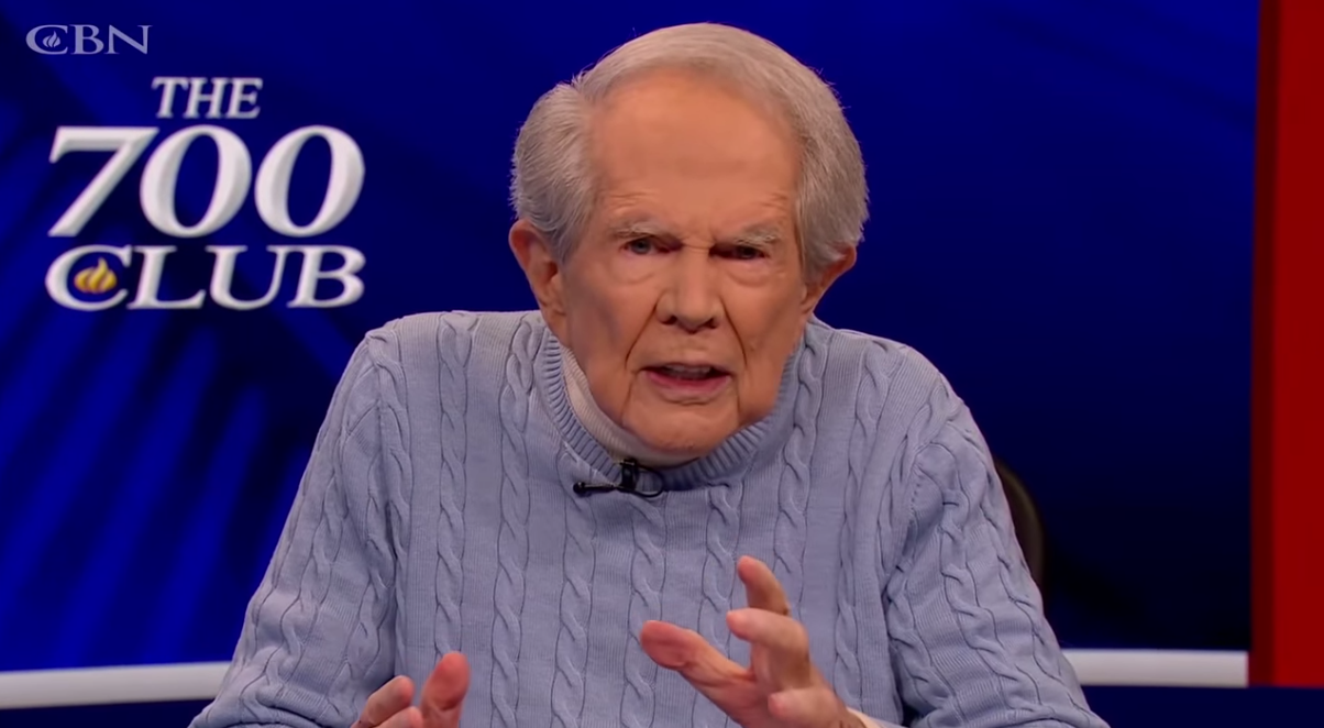 Pat Robertson, 91 ans, ait un discours sur un plateau télé. Il semble soucieux.