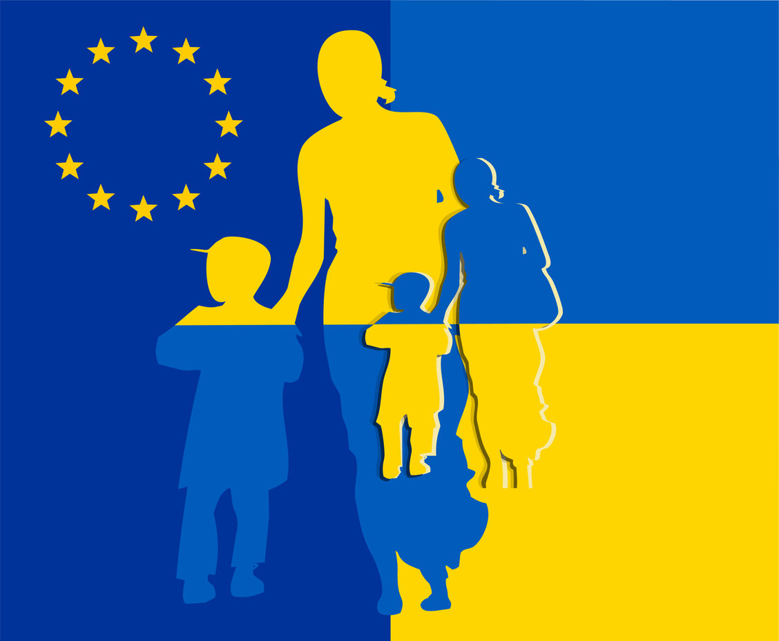 La silhouette d'une mère et de ses enfants se détache sur un jeu de couleur entre les drapeaux européen et ukrainien
