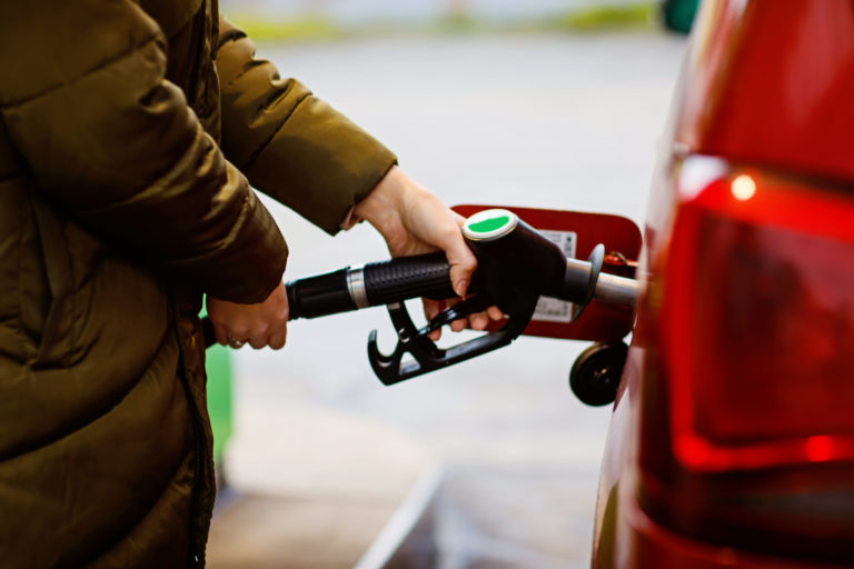 Une personne met de l'essence dans sa voiture.