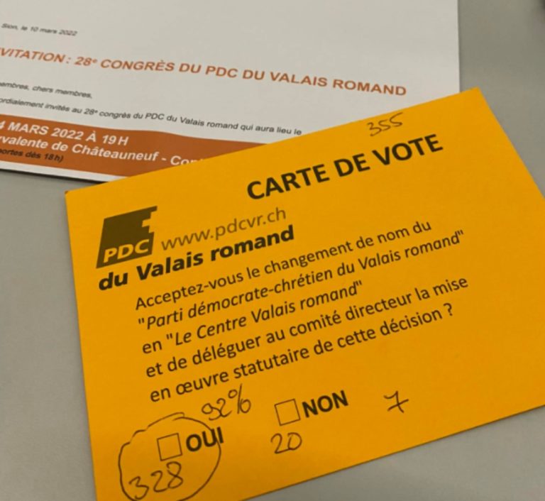 Une fiche de vote pour ou contre la nouvelle appellation "Le Centre du Valais romand" est posée sur une table
