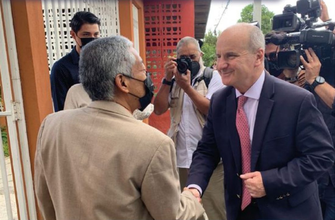 José María Figueres, 67 ans et assez dégarni, sere la main d'un membre de l'Alliance évangélique du Costa Rica, qui lui est de dos. Il est souriant. Il y a plusieurs personnes autour d'eux.