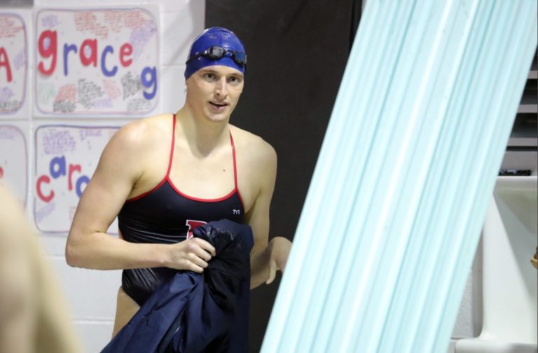 Lia Thomas, athlète transgenre, en maillot et bonnet de bain.