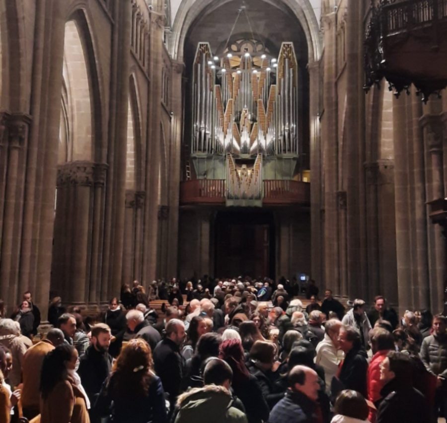 Dans la haute et immense cathédrale saint-Pierre, une foule serrée se presse.