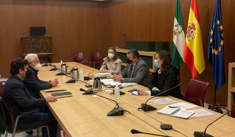 Rencontre du Conseil évangélique d'Andalousie avec le vice-président Antonio Sanz. Ils sont plusieurs personnes à être assis de part et d'autre d'une longue table en bois.