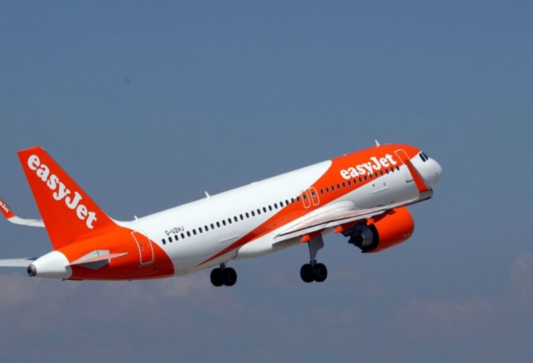 Photo d'un avion de la compagnie Easyjet en plein ciel