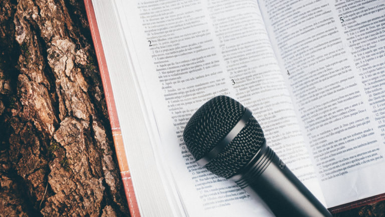 Un micro est posé sur une Bible ouverte.