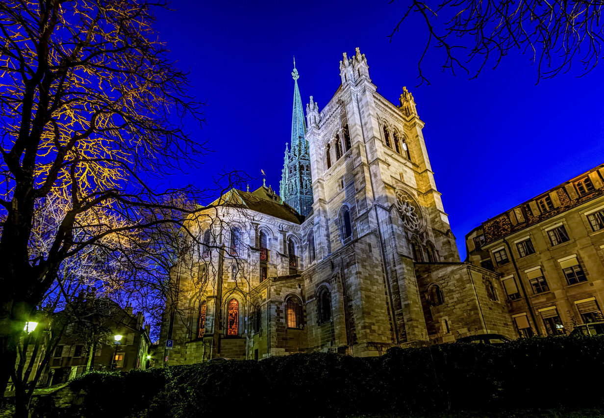 Vue en cotre-plongée de la cathédrale Saint-Pierre de Genève, le soir, illuminée