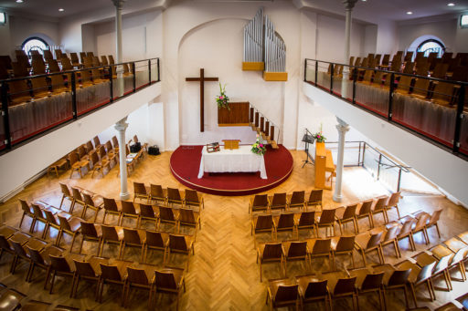 Photo de l'intérieur d'une église évangélique, vide.