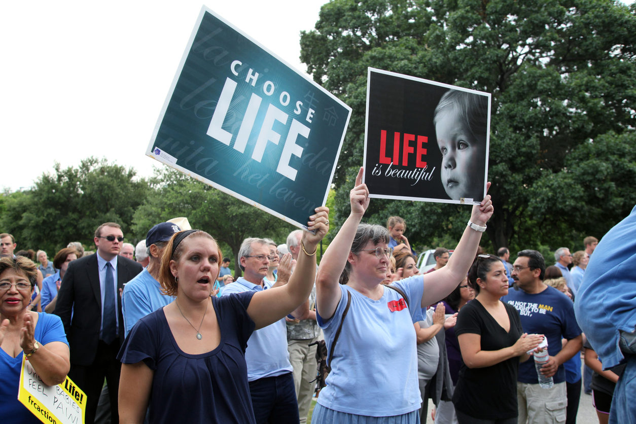 Manifestation pro-vie, des femmes brandissent des pancartes "Choose life"