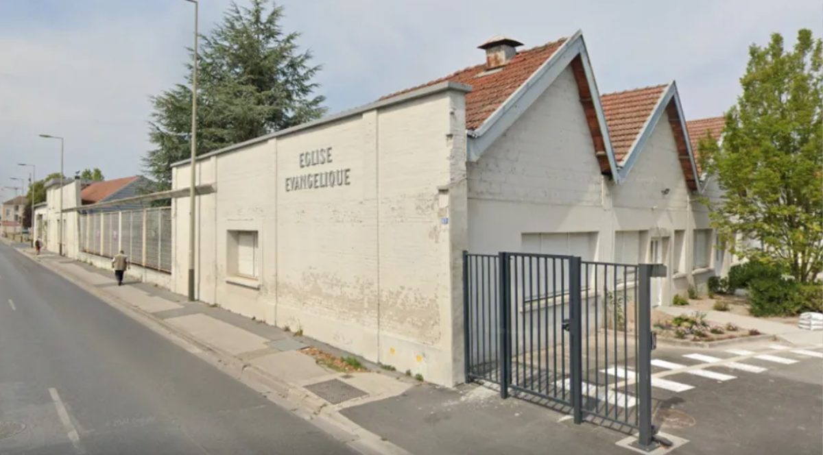 Photo de l'église évangélique de Reims depuis la rue. C'est une longue maison en pierre claire.