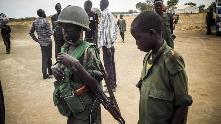 Deux enfants soldats africains