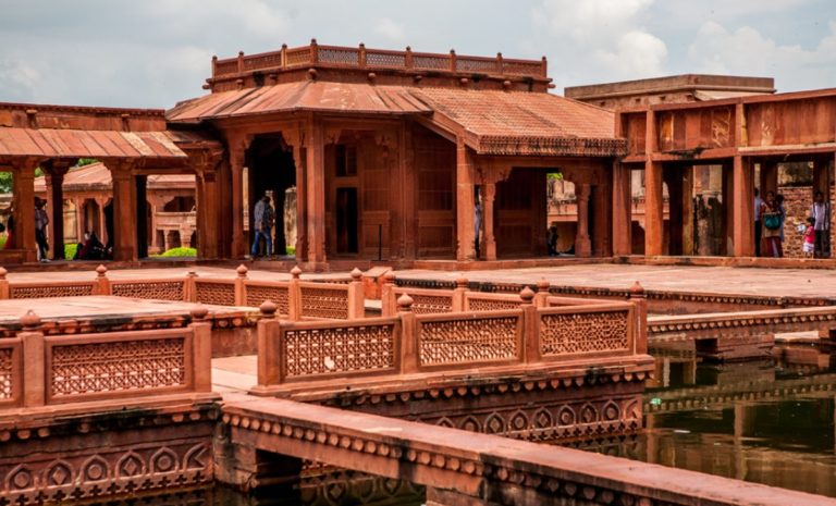 Photo d'un palais en pierre sur pilotis à Fatehbur Sikri.