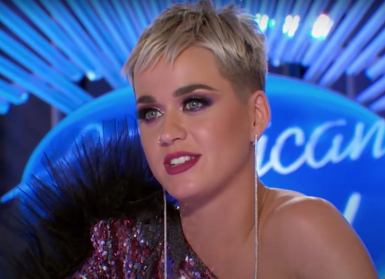 Katy Perry lors de l'émission American Idol. Elle a les cheveux cours et elle est très maquillée.
