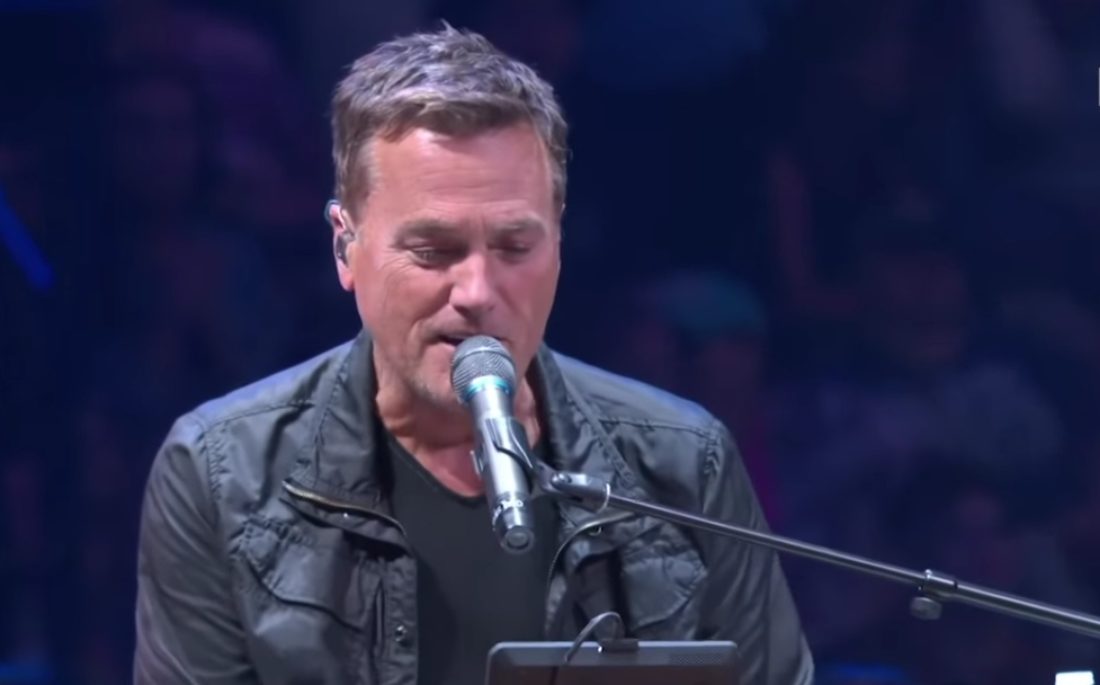 Michael W. Smith, chante en jouant du piano.