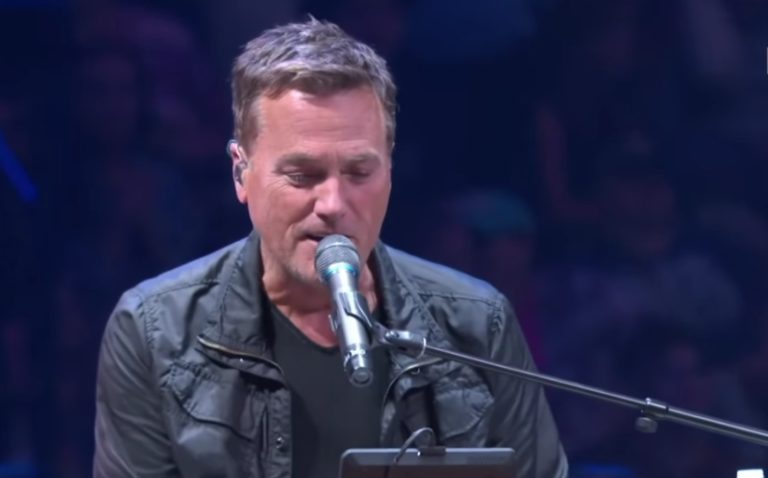 Michael W. Smith, chante en jouant du piano.