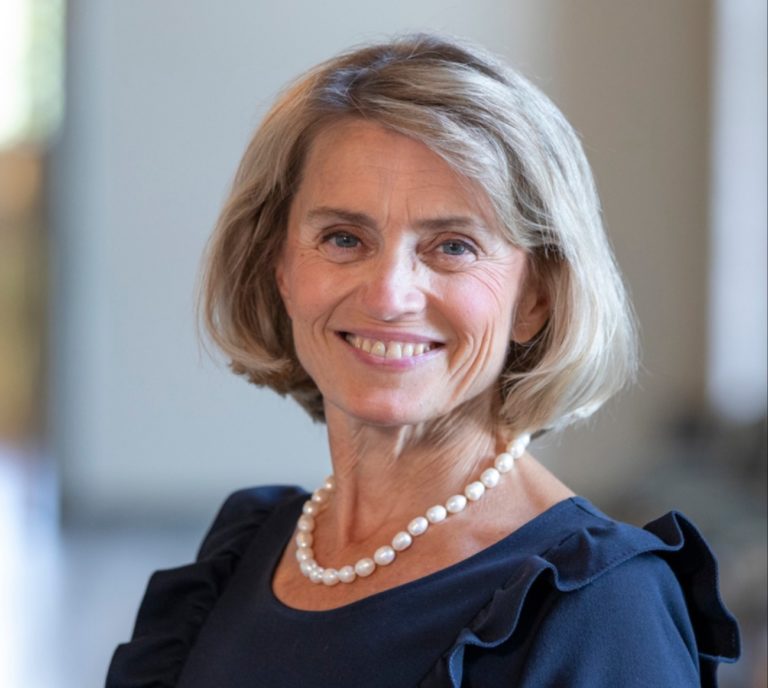 Portrait photo de Païvi Räsänen, 62 ans. Elle arbore un grand sourire.