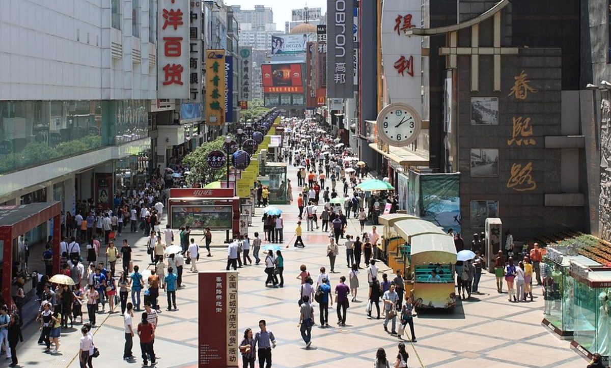 Scène de rue d'une rue piétonne chinoise