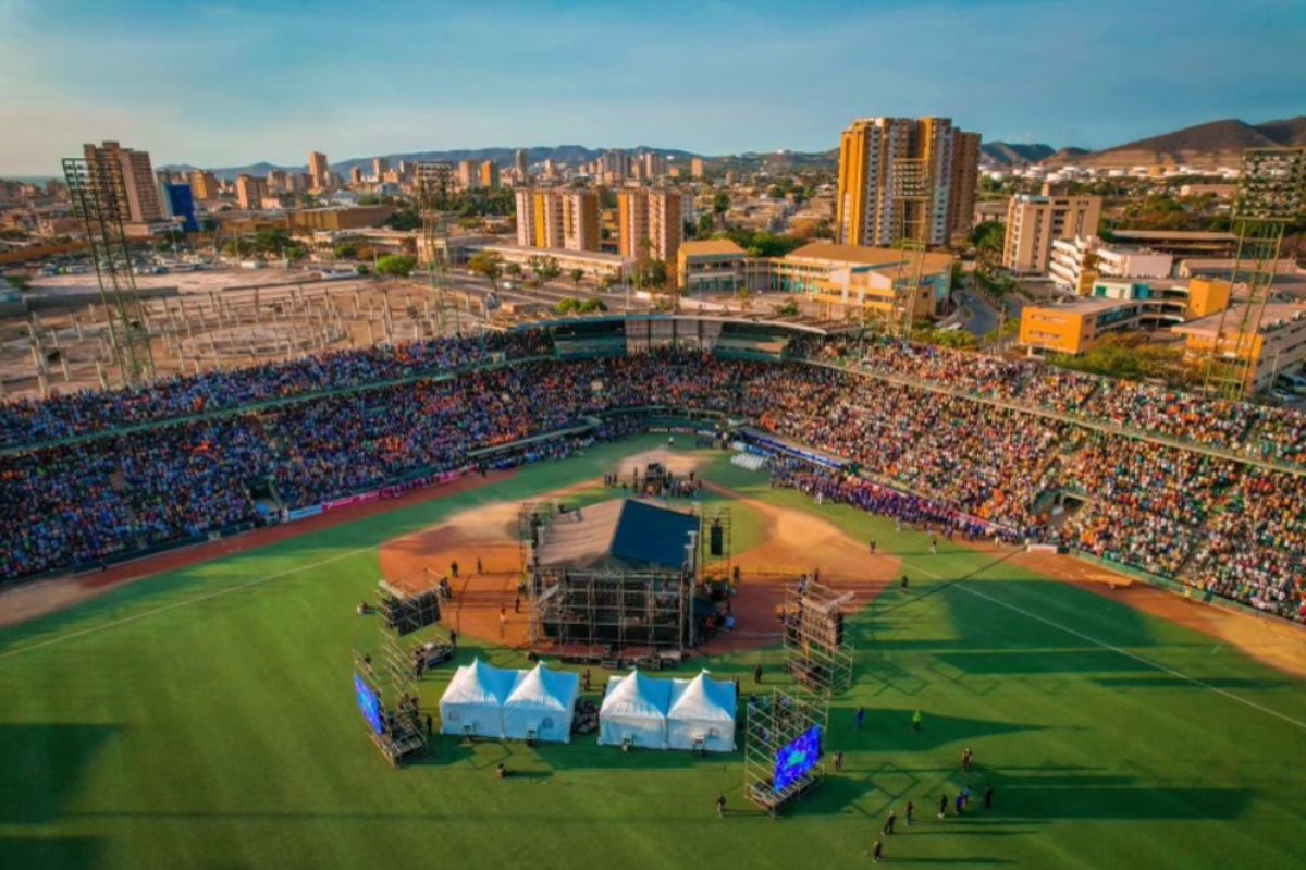 Vue aérienne du stade de baseball Alfonso Chico Carrasquel, plein à craquer.