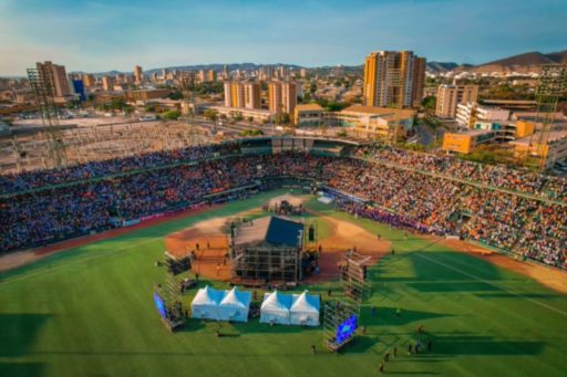Vue aérienne du stade de baseball Alfonso Chico Carrasquel, plein à craquer.