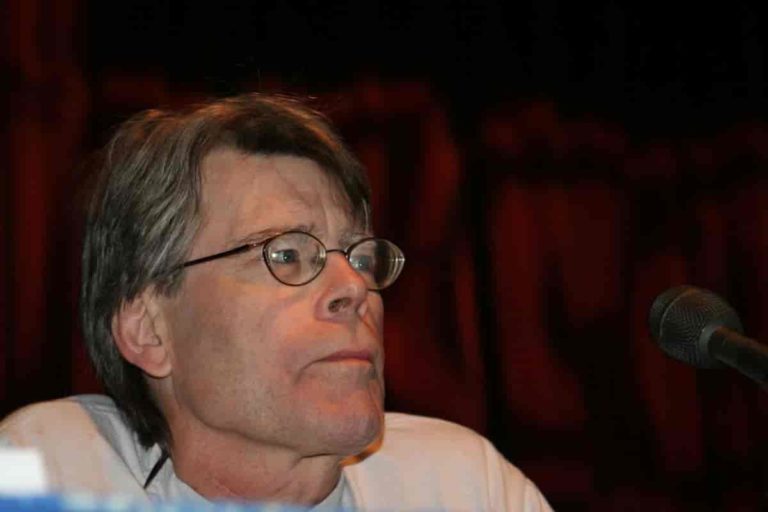 Stephen King regarde d'un air préoccupé vers la droite