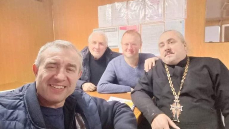 Vasyl Verozub, Alexandre Chokov, Léonid Bolgarov et le capitaine du navire Saphir